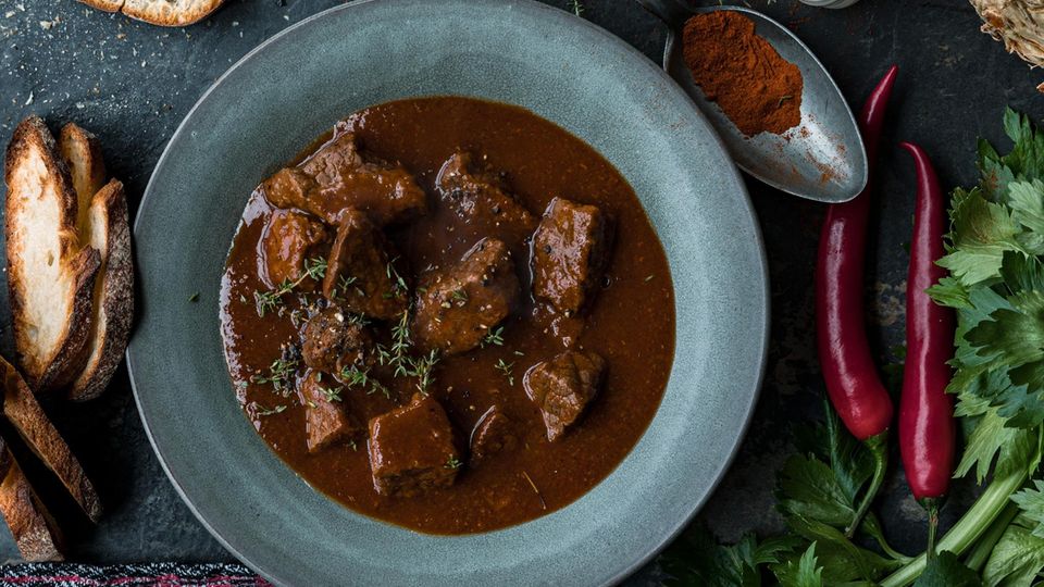 Rezept: Deftiges Gulasch zubereiten wie Starkoch Tim Mälzer | STERN.de