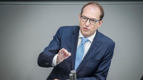 Alexander Dobrindt, CSU-Landesgruppenchef, spricht im Plenum des Bundestags