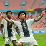 Er ist der größte Star des Teams (wenn man das schon sagen darf): Paris Brunner von Borussia Dortmund. Im Halbfinale erzielte der Linksaußen zwei der drei Treffer des deutschen Elf und verwandelte im anschließenden Elfmeterschießen den entscheidenden Strafstoß. Vor dem Turnier hatte er größere Bekanntheit erlangt, weil ihn der BVB aus disziplinarischen Gründen eine zeitlang suspendiert hatte. Was vorgefallen war, ist nicht bekannt. Schon bei der EM im Frühsommer war Brunner bester Spieler und Torschütze der DFB-Nachwuchs.      