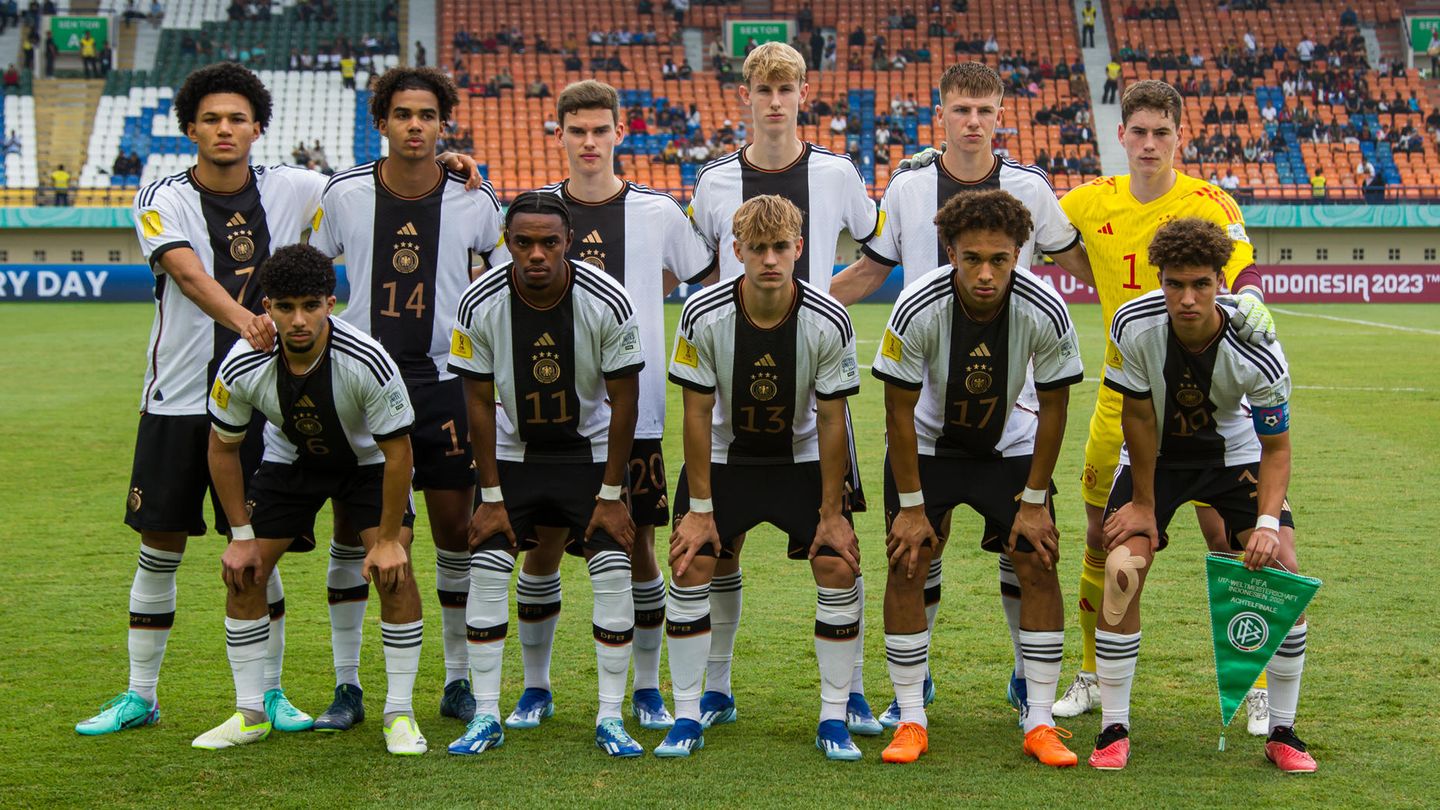 U17-WM in Indonesien: Das Mannschaftsfoto vor dem Achtelfinale gegen die USA: Paris Brunner, David Odugu, Robert Ramsak, Max Moerstedt, Finn Jeltsch, Max Schmitt (obere Reihe v.l.n.r.), Fayssal Harchaoui, Charles Hermann, Maximilian Hennig, Eric da Silva Moreira, Noah Darvich (untere Reihe v.l.n.r.) Das Mannschaftsfoto vor dem Achtelfinale gegen die USA: Paris Brunner, David Odugu, Robert Ramsak, Max Moerstedt, Finn Jeltsch, Max Schmitt (obere Reihe v.l.n.r.), Fayssal Harchaoui, Charles Hermann, Maximilian Hennig, Eric da Silva Moreira, Noah Darvich (untere Reihe v.l.n.r.)