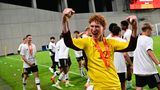 Torwart Konstantin Heide parierte im Elfmeterschießen des WM-Halbfinales zwei Elfer der Argentinier. Heide spielt für die SpVgg Unterhaching und ist normalerweise Ersatztorhüter. Er sprang für den erkrankten Stammkeeper Max Schmitt vom FC Bayern ein, der in dem Turnier ebenfalls einen kräftigen Anteil daran hat, dass die deutsche Nachwuchself glänzt.