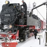 Schierke, Sachsen-Anhalt. Hier kämpft sich ein Zug der Harzer Schmalspurbahnen GmbH durchs Scheetreiben auf dem Brocken. Zuvor wurde die Strecke nach dem Wintereinbruch und Schneefall im Harz mit einer Schneefräse geräumt.