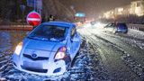 Freudenberg, Nordrhein-Westfalen. Nach einem Verkehrsunfall steckt ein Auto im Schnee am Straßenrand. Ein 30 Jahre alter Autofahrer hatte beim Abbiegen einen anderen Wagen übersehen. Verletzt wurde glücklicherweise niemand.