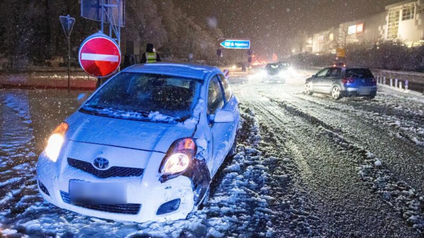 Freudenberg, Nordrhein-Westfalen. Nach einem Verkehrsunfall steckt ein Auto im Schnee am Straßenrand. Ein 30 Jahre alter Autofahrer hatte beim Abbiegen einen anderen Wagen übersehen. Verletzt wurde glücklicherweise niemand.