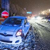 Freudenberg, Nordrhein-Westfalen. Nach einem Verkehrsunfall steckt ein Auto im Schnee am Straßenrand. Ein 30 Jahre alter Autofahrer hatte beim Abbiegen einen anderen Wagen übersehen. Verletzt wurde glücklicherweise niemand.