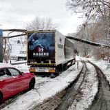 Eltville-Martinsthal, Hessen. Auf einem Lkw, der bei schneeglatter Straße auf der B260 im Rheingau-Taunus-Kreis stehengeblieben ist, liegt ein umgestürzter Baum. Zahlreiche Autofahrer saßen hier nach Angaben der Feuerwehr in ihren Fahrzeugen fest – rund 100 mussten gerettet werden.