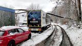 Eltville-Martinsthal, Hessen. Auf einem Lkw, der bei schneeglatter Straße auf der B260 im Rheingau-Taunus-Kreis stehengeblieben ist, liegt ein umgestürzter Baum. Zahlreiche Autofahrer saßen hier nach Angaben der Feuerwehr in ihren Fahrzeugen fest – rund 100 mussten gerettet werden.