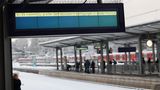 Niedernhausen, Hessen. Eine Anzeigetafel am Bahnhof weist auf Betriebsbeeinträchtigungen im Zugverkehr hin. Auf etlichen Bahnstrecken sorgt der Schnee für Verspätungen und Zugausfälle – vor allem Hessen ist betroffen.