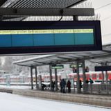 Niedernhausen, Hessen. Eine Anzeigetafel am Bahnhof weist auf Betriebsbeeinträchtigungen im Zugverkehr hin. Auf etlichen Bahnstrecken sorgt der Schnee für Verspätungen und Zugausfälle – vor allem Hessen ist betroffen.