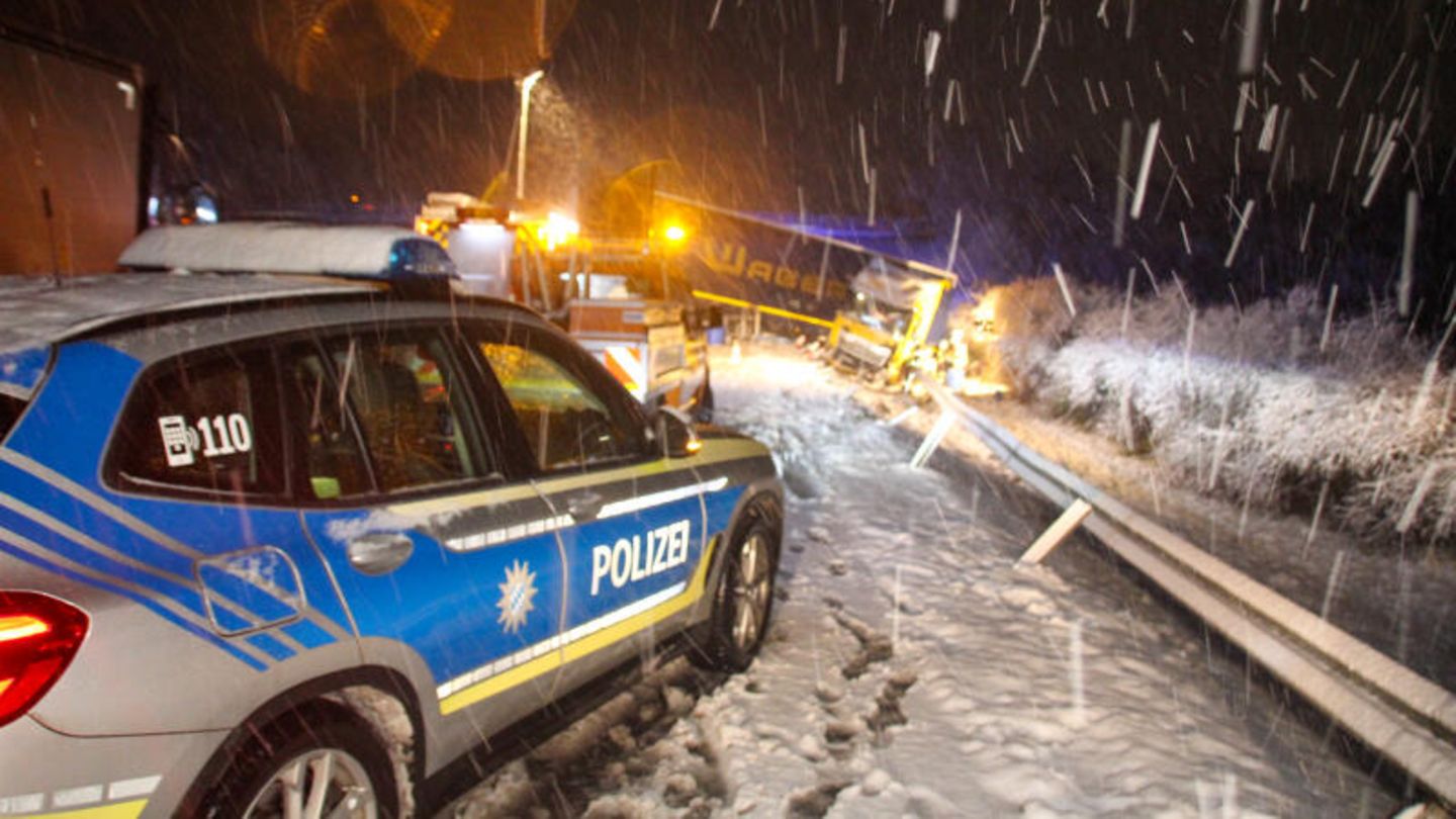 "Der Winter ist da": Wörth an der Donau, Bayern. Seit der Nacht zum Dienstag ist die Polizei vielerorts im Einsatz – wie hier an einer Unfallstelle auf der A3. Ein Lastwagen war auf dem Schnee ins Rutschen geraten, mähte die Leitplanke nieder und landete quer zur Fahrbahn im Graben. Wörth an der Donau, Bayern. Seit der Nacht zum Dienstag ist die Polizei vielerorts im Einsatz – wie hier an einer Unfallstelle auf der A3. Ein Lastwagen war auf dem Schnee ins Rutschen geraten, mähte die Leitplanke nieder und landete quer zur Fahrbahn im Graben.