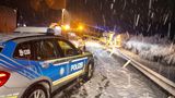 Wörth an der Donau, Bayern. Seit der Nacht zum Dienstag ist die Polizei vielerorts im Einsatz – wie hier an einer Unfallstelle auf der A3. Ein Lastwagen war auf dem Schnee ins Rutschen geraten, mähte die Leitplanke nieder und landete quer zur Fahrbahn im Graben.