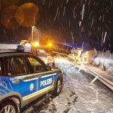 Wörth an der Donau, Bayern. Seit der Nacht zum Dienstag ist die Polizei vielerorts im Einsatz – wie hier an einer Unfallstelle auf der A3. Ein Lastwagen war auf dem Schnee ins Rutschen geraten, mähte die Leitplanke nieder und landete quer zur Fahrbahn im Graben.