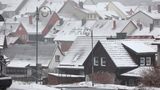 Benneckenstein, Sachsen-Anhalt. Eine weiße Decke hat sich über die Dächer in der Oberharzstadt gelegt. In den Nachmittagsstunden setzt starker Schneefall im Harz ein. Und laut dem Deutschen Wetterdienst war das erst der Anfang.