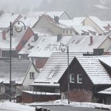 Benneckenstein, Sachsen-Anhalt. Eine weiße Decke hat sich über die Dächer in der Oberharzstadt gelegt. In den Nachmittagsstunden setzt starker Schneefall im Harz ein. Und laut dem Deutschen Wetterdienst war das erst der Anfang.