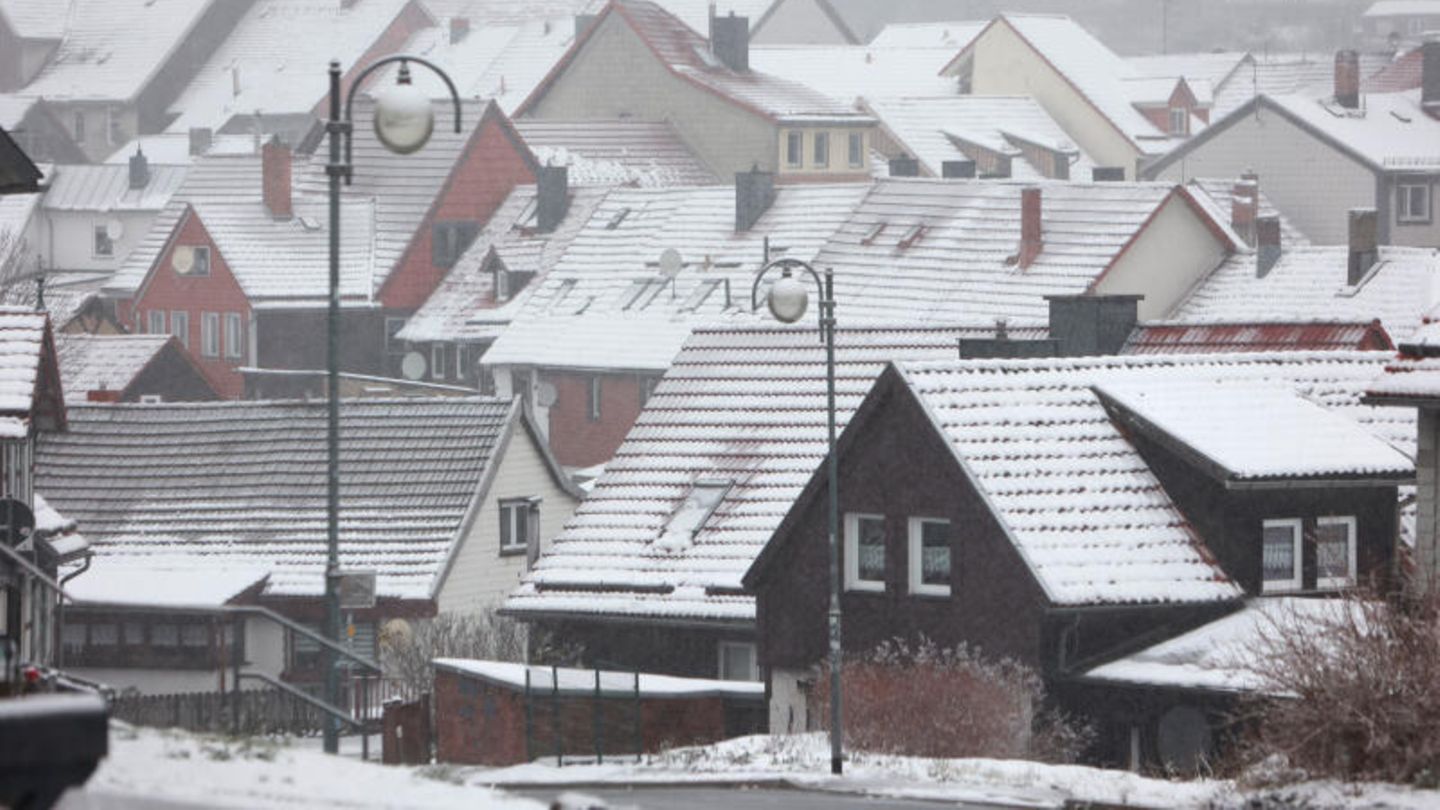 Benneckenstein, Sachsen-Anhalt. Eine weiße Decke hat sich über die Dächer in der Oberharzstadt gelegt. In den Nachmittagsstunden setzt starker Schneefall im Harz ein. Und laut dem Deutschen Wetterdienst war das erst der Anfang.