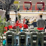 Wiesbaden, Hessen. Zahlreiche Schülerinnen und Schüler sowie Betreuer haben im Stadtteil Naurod die Nacht wegen des Wintereinbruchs in der internationalen Schule verbringen müssen. Für 55 Personen, darunter 27 Kinder, sei in der Schule eine Unterkunft für die Nacht eingerichtet worden, da sie durch die Witterungsverhältnisse nicht mit Schulbussen nach Hause fahren konnte, erklärt ein Sprecher der Feuerwehr.