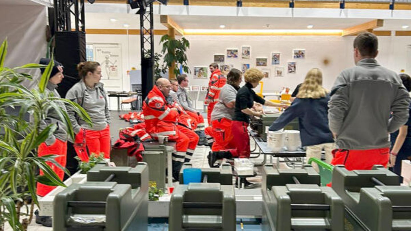 Wiesbaden, Hessen. Zahlreiche Schülerinnen und Schüler sowie Betreuer haben im Stadtteil Naurod die Nacht wegen des Wintereinbruchs in der internationalen Schule verbringen müssen. Für 55 Personen, darunter 27 Kinder, sei in der Schule eine Unterkunft für die Nacht eingerichtet worden, da sie durch die Witterungsverhältnisse nicht mit Schulbussen nach Hause fahren konnte, erklärt ein Sprecher der Feuerwehr.