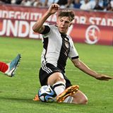Innenverteidiger Finn Jeltsch (r., hier im EM-Finale im vergangenen Sommer gegen Frankreich) stammt aus dem Nachwuchs des 1. FC Nürnberg, wo er aktuell in der zweiten Mannschaft spielt. Der 17-Jährige ist der große Rückhalt des Teams und steht stellvertretend für die stabile Viererkette der U17.