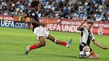 Innenverteidiger Finn Jeltsch (r., hier im EM-Finale im vergangenen Sommer gegen Frankreich) stammt aus dem Nachwuchs des 1. FC Nürnberg, wo er aktuell in der zweiten Mannschaft spielt. Der 17-Jährige ist der große Rückhalt des Teams und steht stellvertretend für die stabile Viererkette der U17.