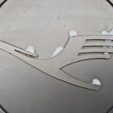 Frankfurt am Main, Hessen. Der plötzliche Wintereinbruch lässt auch den Flugverkehr nicht kalt. Allein am Montag wurden 161 Starts und Landungen von insgesamt 1031 geplanten Flugverbindungen abgesagt, wie der Betreiber Fraport mitteilt. Am Dienstag sind zwar wieder alle Start- und Landebahnen geöffnet – wegen der Auswirkungen der Annullierungen vom Vortag werden jedoch voraussichtlich 100 von 1050 Flügen gestrichen. 