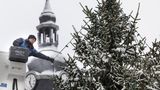 Ilmenau, Thüringen. Pünktlich zum 1. Advent sorgt der Wintereinbruch neben Chaos auch für weihnachtliche Stimmung. Hier installiert Elektriker Axel Möller die Beleuchtung an einem verschneiten Weihnachtsbaum im Stadtzentrum.