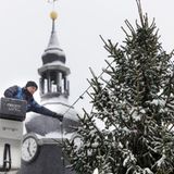 Ilmenau, Thüringen. Pünktlich zum 1. Advent sorgt der Wintereinbruch neben Chaos auch für weihnachtliche Stimmung. Hier installiert Elektriker Axel Möller die Beleuchtung an einem verschneiten Weihnachtsbaum im Stadtzentrum.