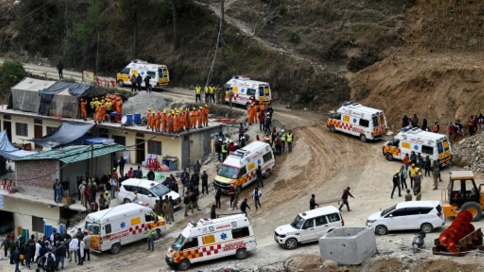 Am Tunnel stehen Krankenwagen für die Arbeiter bereit