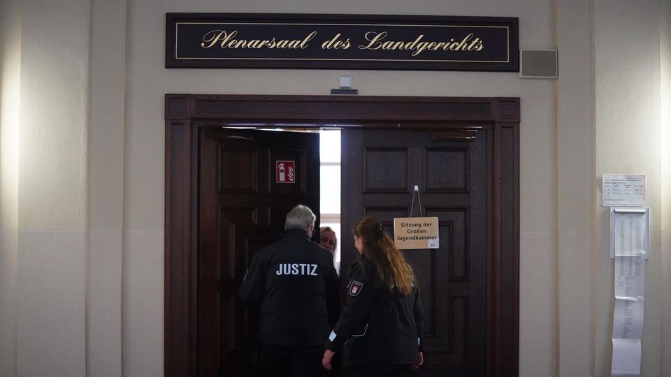 Hamburg: Justizbeamte gehen im Strafjustizgebäude in den Sitzungssaal 300