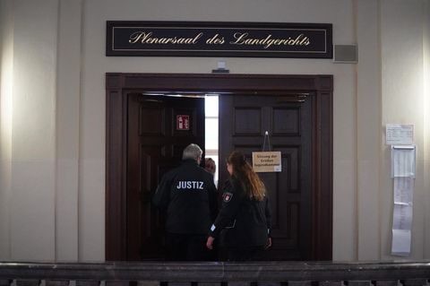 Hamburg: Justizbeamte gehen im Strafjustizgebäude in den Sitzungssaal 300