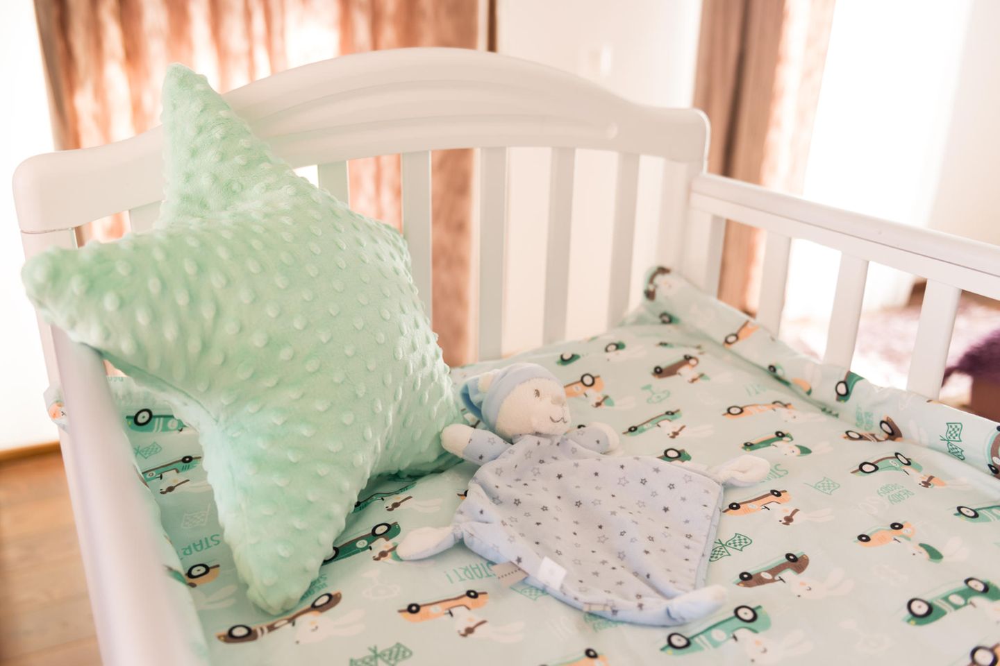 Und plötzlich steht man in einem leeren Kinderzimmer. Nachdem der kleine Lönne im Krankenhaus an einem plötzlichen Fieberkrampf stirbt steht nun der Notfallarzt vor Gericht (Symbolbild)