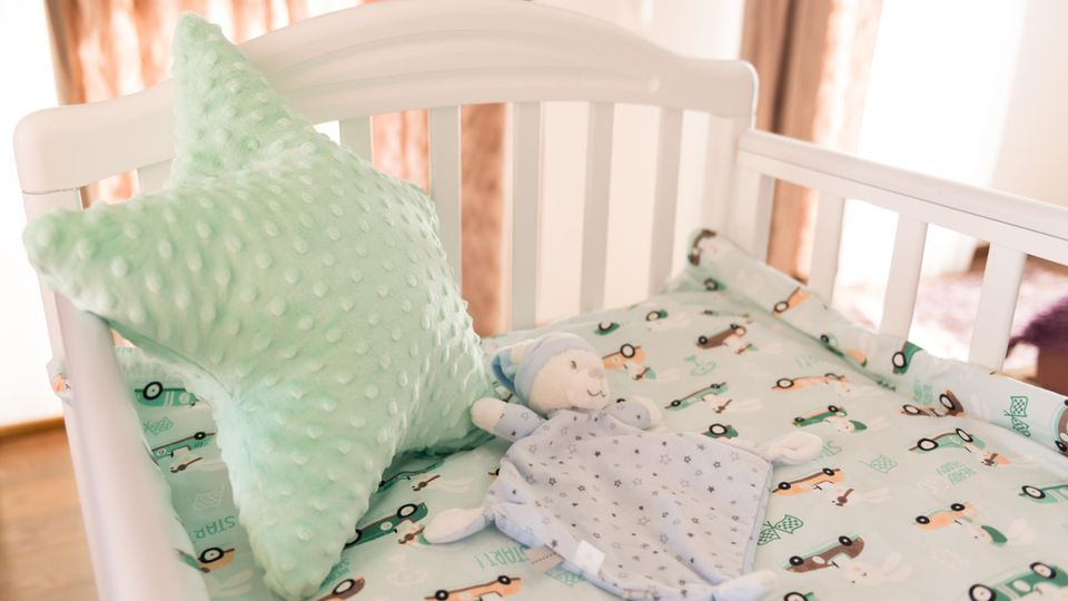 Und plötzlich steht man in einem leeren Kinderzimmer. Nachdem der kleine Lönne im Krankenhaus an einem plötzlichen Fieberkrampf stirbt steht nun der Notfallarzt vor Gericht (Symbolbild)