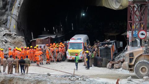 Indien: Ein Krankenwagen wartet darauf, Arbeiter von der Baustelle eines eingebrochenen Tunnels in ein Krankenhaus zu bringen