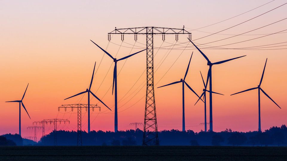 Windräder in Brandenburg: Der Ausbau der Windenergie an Land bleibt weit hinter den Erwartungen zurück. Neue Anlagen rufen vielerorts massive Proteste hervor, obwohl viele Menschen eigentlich für den Ausbau sind