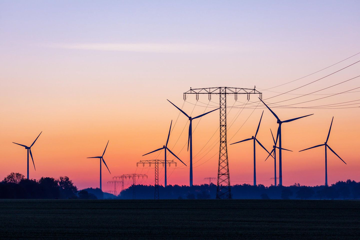 Windräder in Brandenburg: Der Ausbau der Windenergie an Land bleibt weit hinter den Erwartungen zurück. Neue Anlagen rufen vielerorts massive Proteste hervor, obwohl viele Menschen eigentlich für den Ausbau sind
