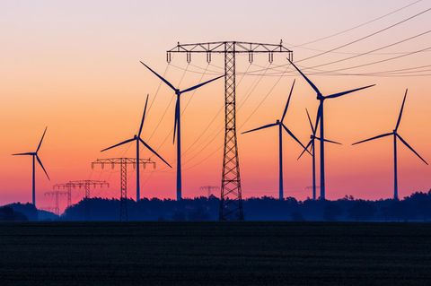 Windräder in Brandenburg: Der Ausbau der Windenergie an Land bleibt weit hinter den Erwartungen zurück. Neue Anlagen rufen vielerorts massive Proteste hervor, obwohl viele Menschen eigentlich für den Ausbau sind
