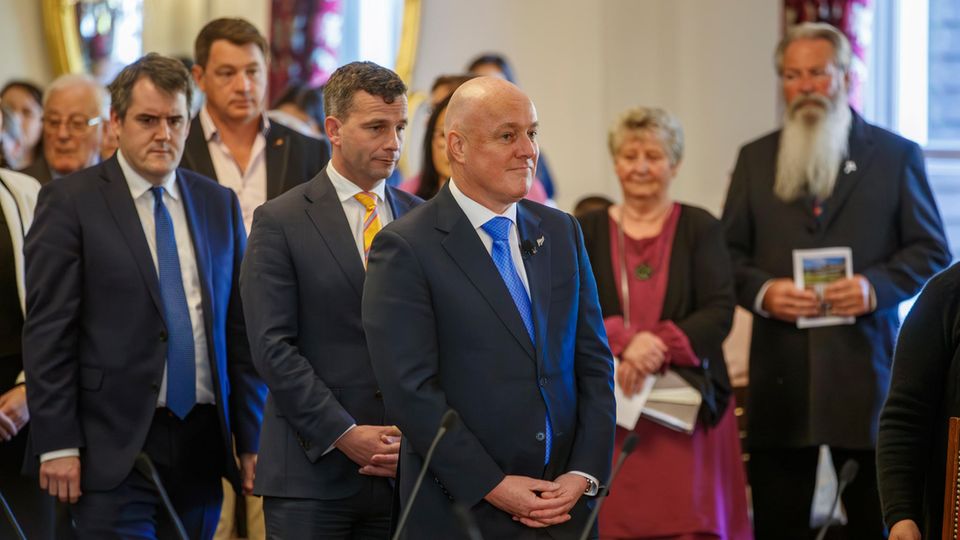 Christopher Luxon (vorne) wurde am Montag offiziell als 42. Premierminister Neuseelands vereidigt