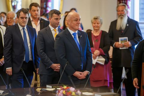 Christopher Luxon (vorne) wurde am Montag offiziell als 42. Premierminister Neuseelands vereidigt