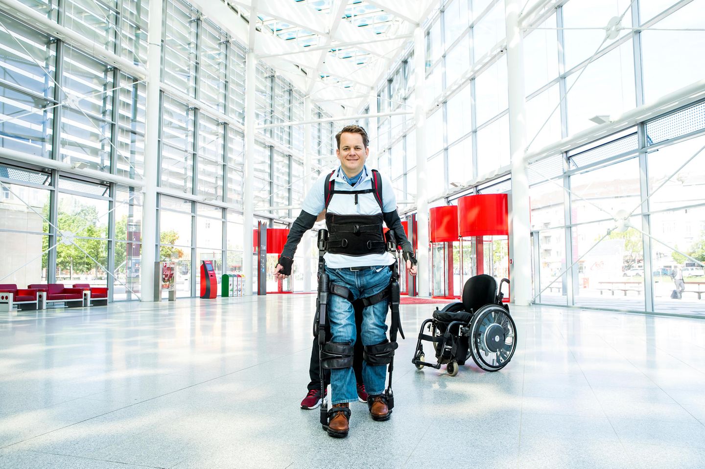 Greogor Demblin im Exoskelett: "Ich hatte völlig vergessen, wie groß ich eigentlich bin!"