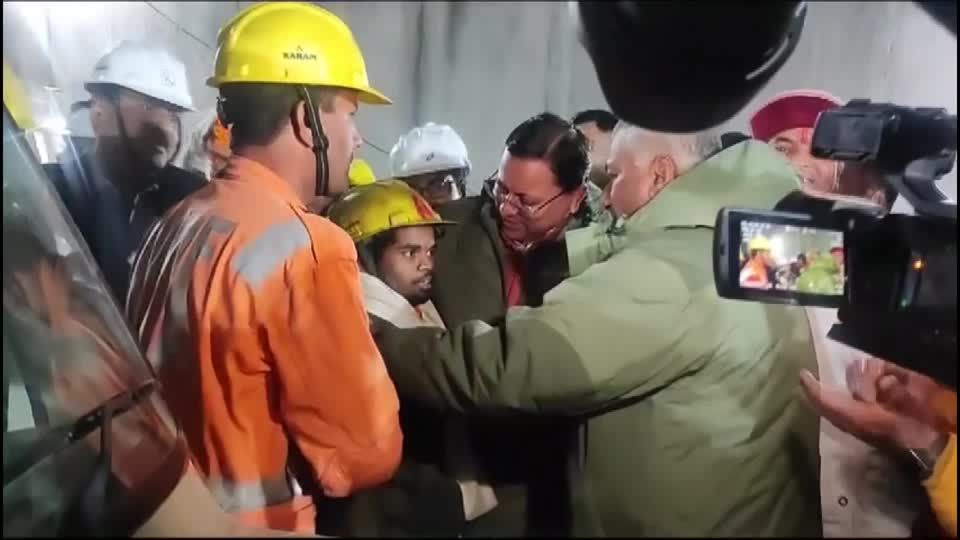 Video: Alle Arbeiter aus eingestürztem Tunnel in Indien gerettet Video: Alle Arbeiter aus eingestürztem Tunnel in Indien gerettet