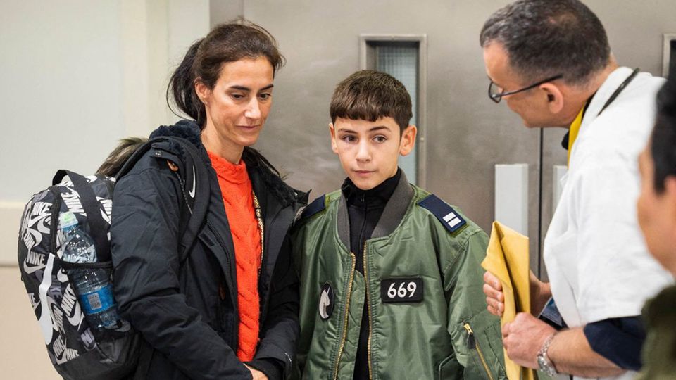 Der zwölfjährige Eitan Yahalomi ist mit seiner Mutter wiedervereint