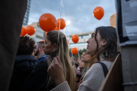 Mitglieder einer Familie demonstrieren in Tel Aviv und appellieren, auch ihre Verwandten freizulassen