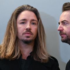 Gil Ofarim (l.) mit seinem Verteidiger Alexander Stevens im Leipziger Landgericht