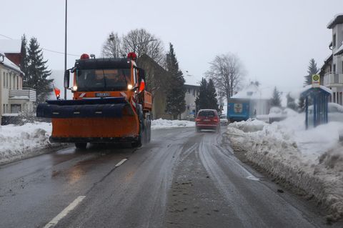 Der Wintereinbruch sorgt in Teilen von Baden-Württemberg für Unfälle und Beeinträchtigungen auf den Straßen
