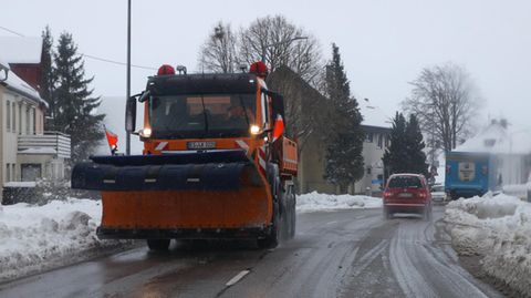 Der Wintereinbruch sorgt in Teilen von Baden-Württemberg für Unfälle und Beeinträchtigungen auf den Straßen