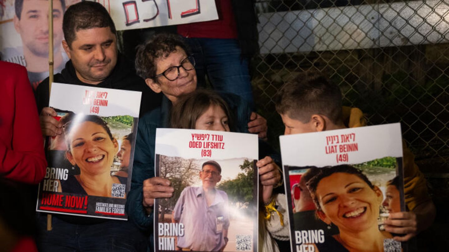 Yocheved Lifshitz (2.v.l.), die beim Geiselaustausch am 24. Oktober freigelassen wurde, demonstriert in Israel für eine Verlängerung des Waffenstillstands