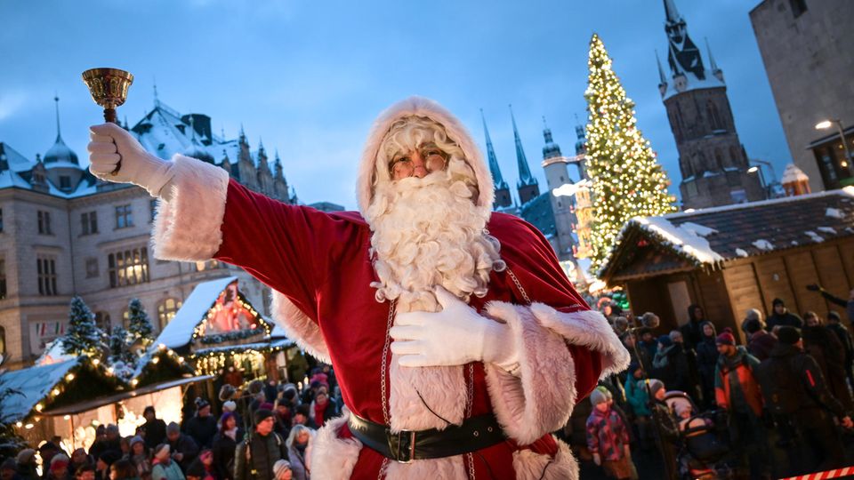 Halle/Saale, Deutschland. Ein Weihnachtsmann läutet eine Glocke zur Eröffnung des Weihnachtsmarktes. Doch was ist zu tun, wenn dem Mann mit Rauschebart und rotem Gewand mal eine Panne passiert? Was tun, wenn ein Dreijähriger am Bart zieht und droht, den Weihnachtsmann zu enttarnen? Was, wenn der Jutesack reißt? In einem gut zweistündigen Workshop in Berlin geben erfahrene Weihnachtsmänner neuen Kollegen Hinweise für möglichst unfallfreie Bescherungen. Organisiert wird das von Weihnachtsmann2go, einer Weihnachtsmann-Vermittlungsplattform.