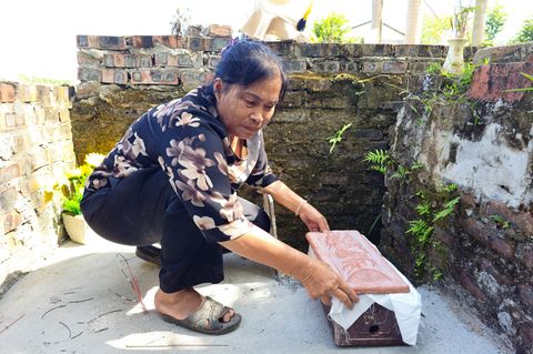 Vietnam: Nguyen Thi Nhiem wählt rechteckige Tongefäße aus, in denen sie die Föten in Massengräbern beerdigt