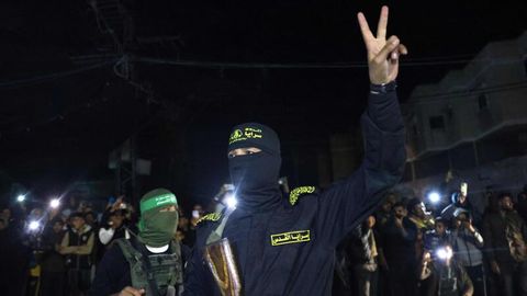 Hamas-Kämpfer nach der Übergabe israelischer Geiseln am Grenzübergang Rafah