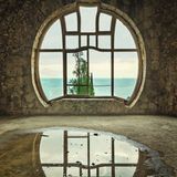 Blick durch ein rundes Fenster aufs Schwarze Meer