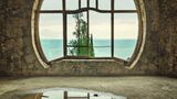 Blick durch ein rundes Fenster aufs Schwarze Meer